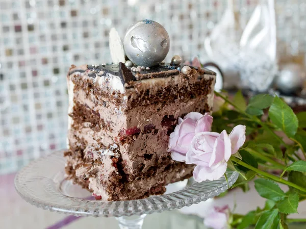 Una fetta di ricchi diavoli umidi torta di cioccolato alimentare — Foto Stock