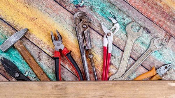 Muchas herramientas para la construcción y reparación sobre un fondo de madera. Vista desde arriba — Foto de Stock