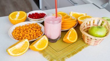 Berry ve mutfak masasının üzerinde meyve kokteyli. Meyve ve çilek. Sağlıklı beslenme. Yararlı kahvaltı