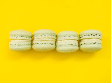 Lezzetli Fransız tatlı makarna sarı zemin üzerinde. Studio fotoğraf