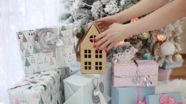Noel hediyeleri ağacın altında birçok kutular