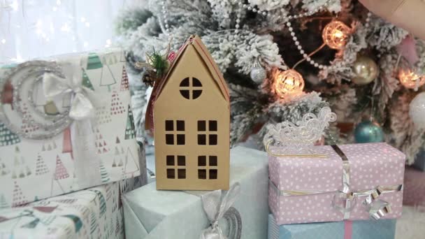 Christbaumschmuck und Weihnachtsgeschenke — Stockvideo