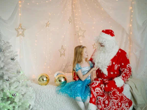 Güzel bir kızıl saçlı kız onun beyaz sakalı Santas New Years Eve dokunamaz. Noel ve yeni yıl — Stok fotoğraf