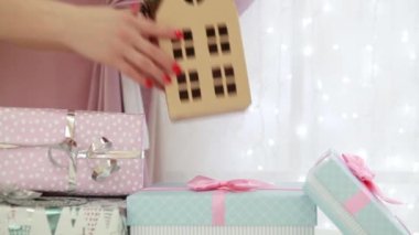 Bir sürü yeni yıl hediyeleri. Karton ev