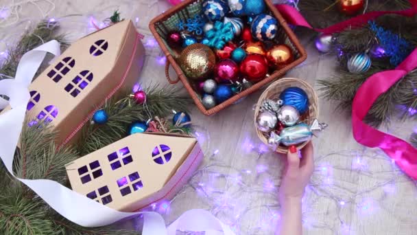 Las Manos Femeninas Sostienen Una Caja Con Juguetes Navidad Fondo — Vídeo de stock