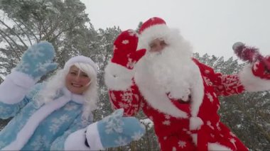 Noel Baba ve ormanın içinde kamera ellerini sallayarak torunu. Slow Motion Video