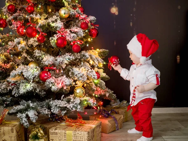 Küçük bebek santa Noel ağacı süsle — Stok fotoğraf