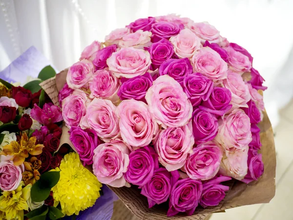 A large bouquet of pink roses close-up — Stock Photo, Image