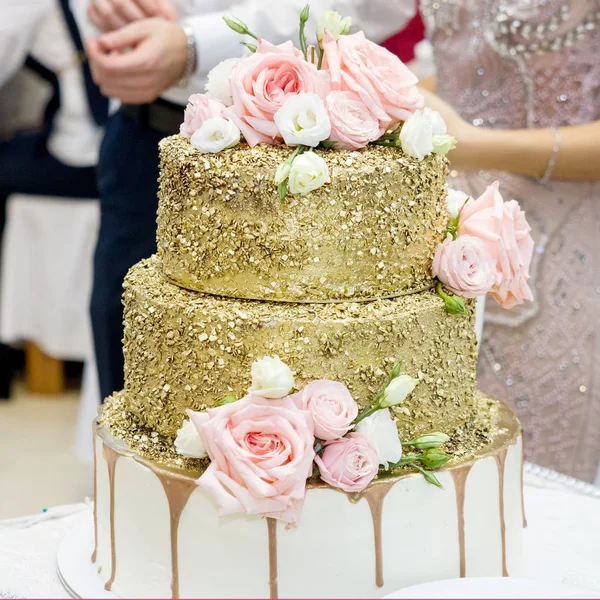 Schicke schöne Hochzeitstorte mit rosa Rosen dekoriert. Kuchen schneiden — Stockfoto