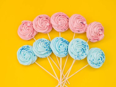 Bright meringues sarı bir arka plan üzerinde renkli