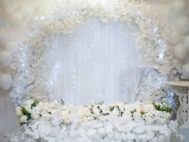 Şenlikte hassas beyaz şenlikli kemer