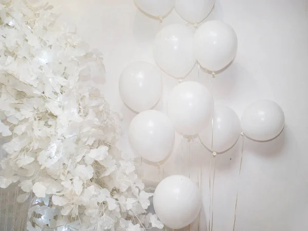 Palloncini bianchi in un interno festivo raffinato . — Foto Stock