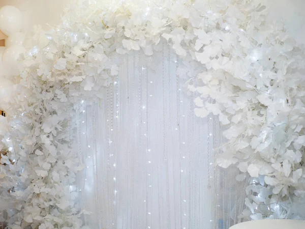 Белая нежная арка в свадебном интерьере — стоковое фото