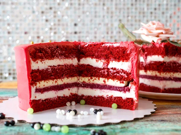 Deliziosa torta rossa fatta in casa in un taglio — Foto Stock