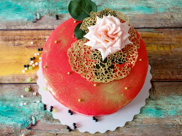 Bella torta di compleanno rossa. Vista dall'alto — Foto Stock
