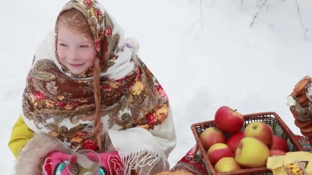 Krásná Ruská dívka v šátku na ulici s samovar. Palačinka týden — Stock video