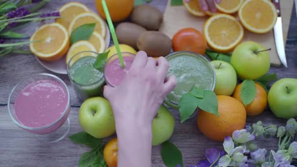 Batido de desintoxicación, verde y fruta en la mesa de la cocina entre frutas frescas — Vídeo de stock