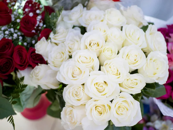 Piękny duży bukiet białych róż. Bukiet kwiatów — Zdjęcie stockowe