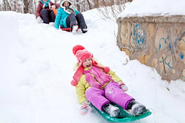 Blije kinderen rodelen op een winterdag — Stockfoto