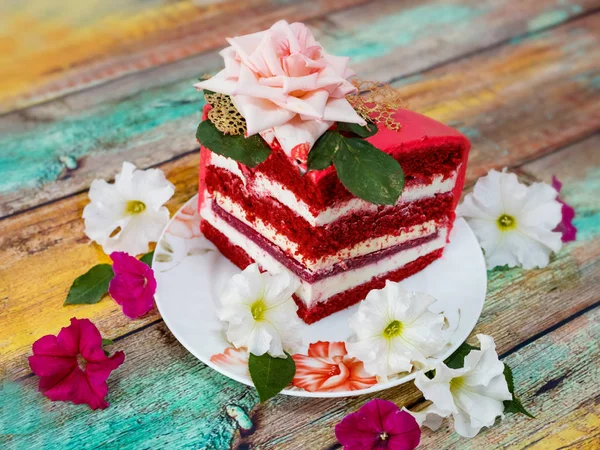 Um pedaço de bolo festivo vermelho no fundo de madeira — Fotografia de Stock