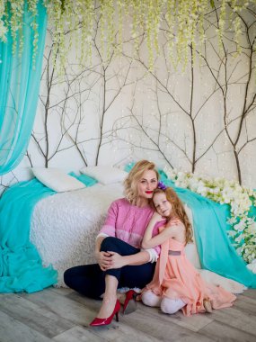 Mutlu anne ve kızı birlikte kapalı. Mutlu bir aile