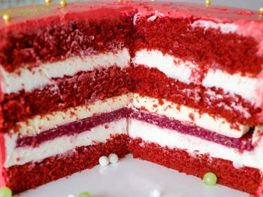 Yakın çekim kırmızı lezzetli sulu pasta kesme