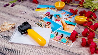 Eylem kamera gopro yakın çekim ve bir şapka ve mayolar sahilde kızlar parlak güzel fotoğraflar.