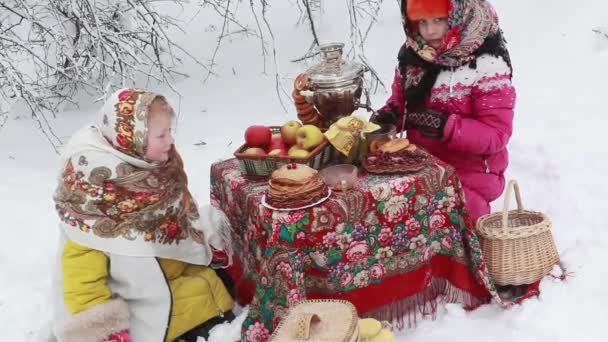 Carnaval de vacaciones. Los niños panqueques en la naturaleza — Vídeo de stock