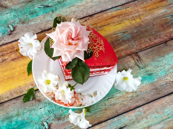 Een stuk van rode feestelijke taart met bloemen. Van bovenaf bekijken — Stockfoto