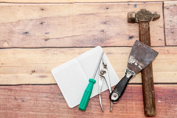 Herramientas antiguas para la construcción y reparación sobre un fondo de madera — Foto de Stock