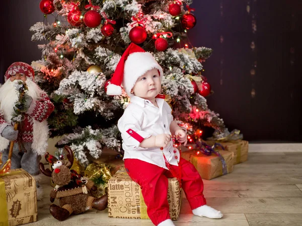 Kırmızı bir şapka ve kırmızı pantolon güzel küçük Noel Baba — Stok fotoğraf