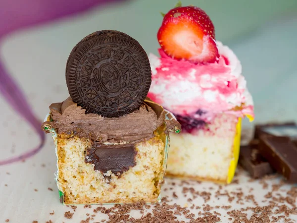 Cioccolato fatto in casa e torta di fragole in un taglio — Foto Stock