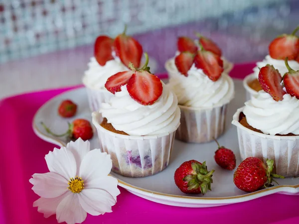Cupcakes bonitos caseiros com morangos vermelhos maduros — Fotografia de Stock