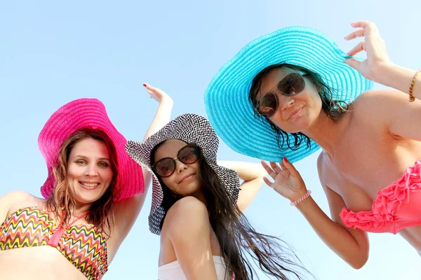 Ritratto di belle ragazze sul mare in estate — Foto Stock