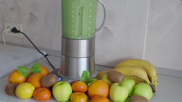 Cozinhar coquetel verde na mesa da cozinha. Smoothies — Vídeo de Stock