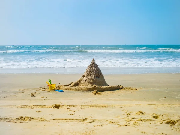 Zamku z piasku wykonane przez dzieci na plaży — Zdjęcie stockowe