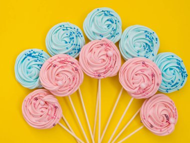 Sopa üzerinde renkli meringues ile kaplı bir sarı renkli arka plan üzerinde şenlikli bir arka plan kavramı.