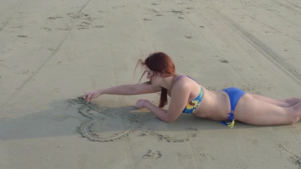 Corazón dibujando en la costa del mar. Amor. — Vídeos de Stock