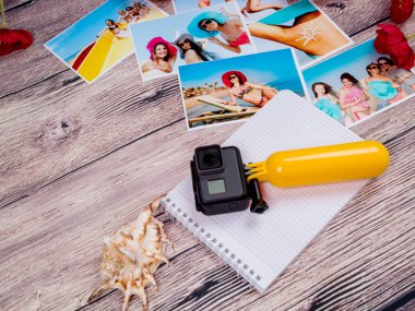 Eylem kamera gopro ve plajda kızlar güzel fotoğraflar. Bellek. Yaz resort