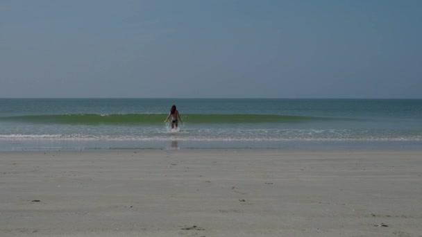 Kız deniz tatil beldesinde bir yaz gününde girer. 4k — Stok video