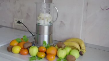 Mutfak masasının üzerinde bir milkshake yapma