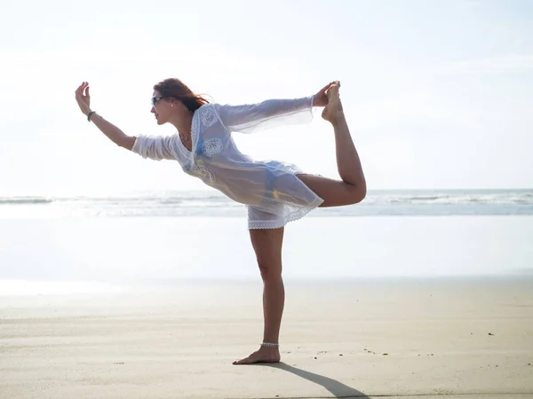 Caucasian woman practicing yoga at seashore. Health and Sport — Stock Photo, Image