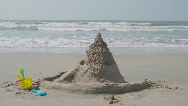 Château de sable près de la mer. 4K — Video