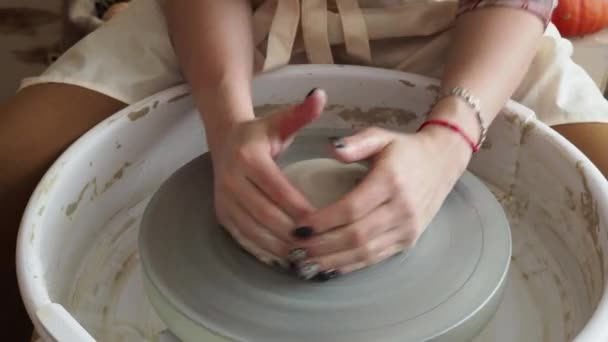 Girl sculpts in a clay pot closeup. Modeling clay close-up. — Stock Video