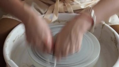 Potters eller kil su ile ıslak ve potters tekerlek üzerinde kalıp.