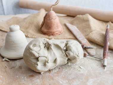 Beyaz şekilsiz kil ve haddeleme pimleri ve yığınlar işyerinde