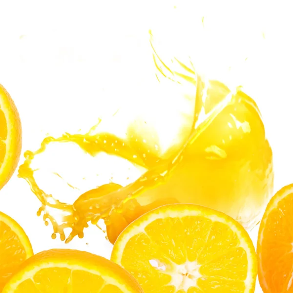 白い背景で隔離の果実としぶきのオレンジ ジュース — ストック写真