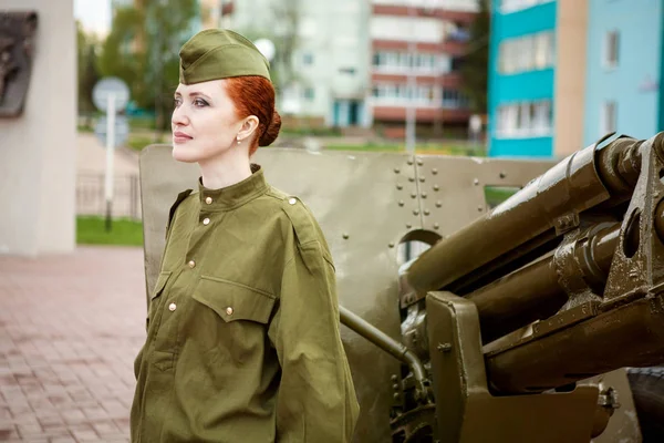 Retrato de una niña en uniforme militar el 9 de mayo — Foto de Stock