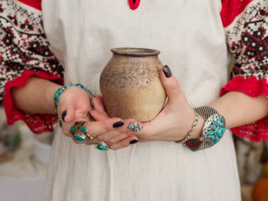 Kil pot eller Ulusal giysileri içinde bir süsleme ile yuvarlak