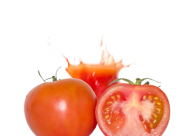 Saftige reife Tomaten und Tomatensaft isoliert — Stockfoto